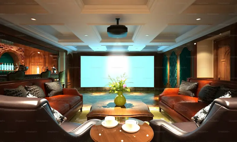 Bodrum yazlık villasında ev sinema sistemi — projeksiyon ve Dolby Atmos kurulumu